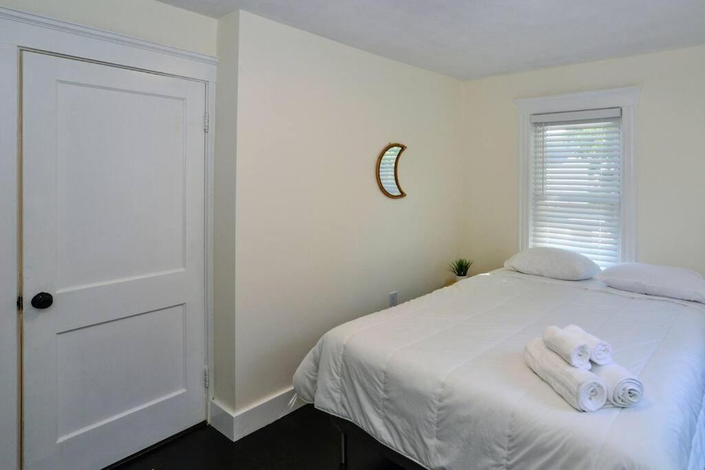 Modern Three Bedroom - Boston *