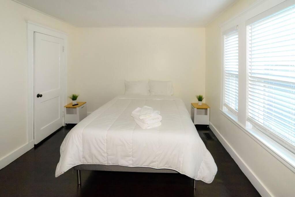 Apartment Modern Three Bedroom - Boston *