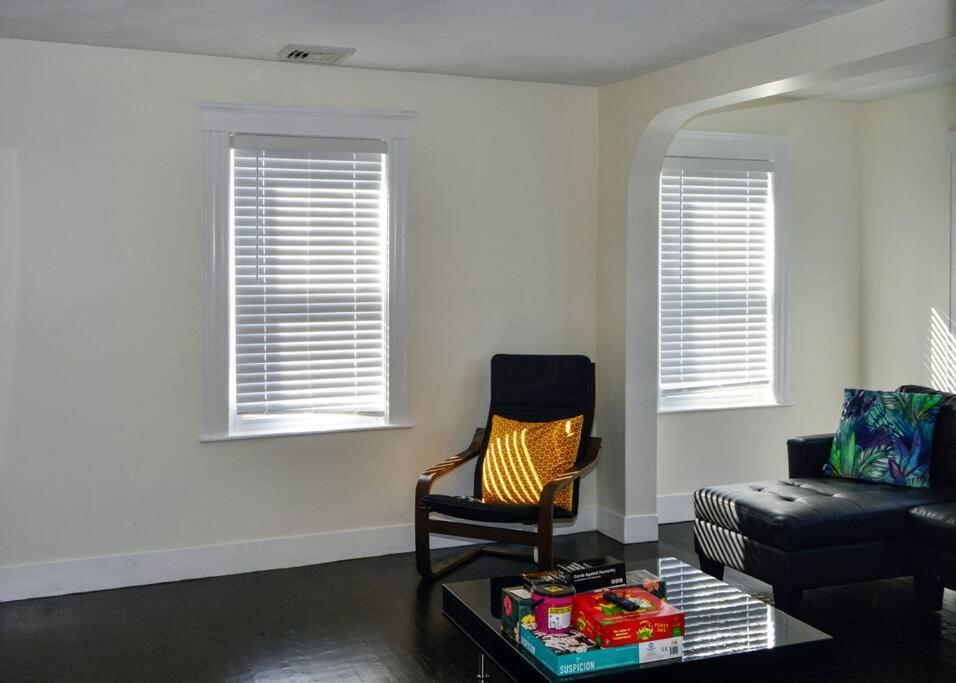 Modern Three Bedroom - Boston Apartment Stoneham