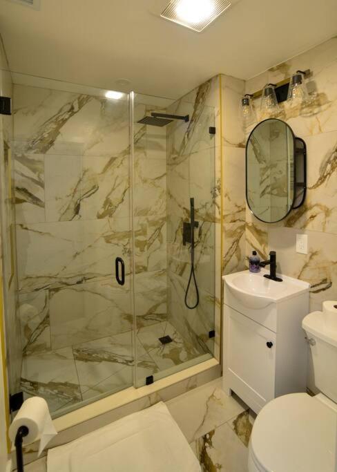 Modern Three Bedroom - Boston Apartment Stoneham