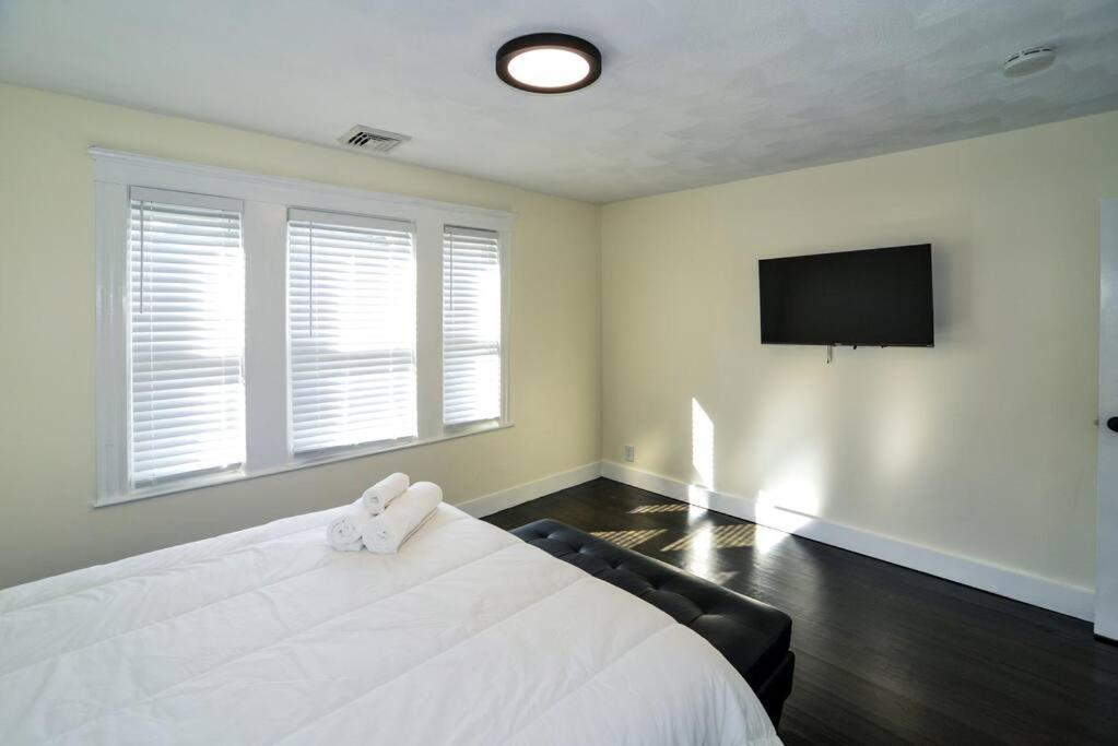 Apartment Modern Three Bedroom - Boston